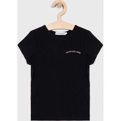 Calvin Klein Jeans - Top dziecięcy 104-176 cm. Czarne bluzki dziewczęce Calvin Klein Jeans, z nadrukiem, z bawełny, z okrągłym kołnierzem, z krótkim rękawem, krótkie, bez kaptura. W wyprzedaży za 69,90 zł.