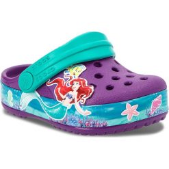 Klapki CROCS - Cb Princess Ariel Clog K 205213 Amethyst. Fioletowe sandały dziewczęce Crocs, z tworzywa sztucznego, bez zapięcia. W wyprzedaży za 139,00 zł.