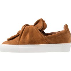 Pavement AVA LOOP Półbuty wsuwane tan. Brązowe półbuty damskie wsuwane Pavement, bez wzorów, ze skóry, na niskim obcasie, bez zapięcia. Za 529,00 zł.