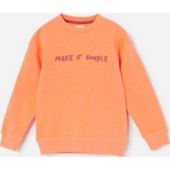 Bawełniana bluza z napisem -. Bluzy męskie Reserved, z napisami, z bawełny, bez kołnierzyka, bez rękawów, bez kaptura. Za 49,99 zł.