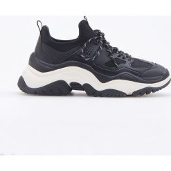 Buty w sportowym stylu - Czarny. Czarne buty sportowe damskie Reserved, bez wzorów, sportowe. Za 139,99 zł.