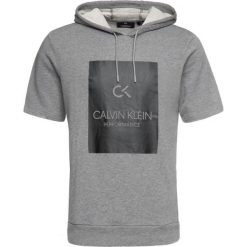 Bluza Calvin Klein Performance Billboard 00GMF9W351. Szare bluzy męskie Calvin Klein Performance, m, bez wzorów, z bawełny, bez kołnierzyka, bez rękawów, bez kaptura. W wyprzedaży za 199,00 zł.