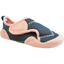 Buty do gimnastyki 580 BABYLIGHT dla maluchów. Różowe buciki niemowlęce DOMYOS, z poliesteru, bez zapięcia. Za 59,99 zł.