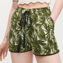 Wzorzyste szorty - Khaki. Brązowe szorty damskie Reserved, bez wzorów. W wyprzedaży za 29,99 zł.