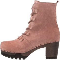 Softclox ORIANA Botki na platformie bailey/rosenquartz. Czerwone botki damskie lity marki Softclox, z futra. W wyprzedaży za 743,20 zł.
