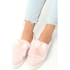 Jasnoróżowe Slip On Plushy. Czerwone tenisówki damskie Born2be, z materiału. Za 39,99 zł.