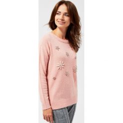Sweter z aplikacjami. Różowe swetry damskie Moodo, xs, z aplikacjami, klasyczne, z długim rękawem, długie, bez kaptura. Za 79,99 zł.
