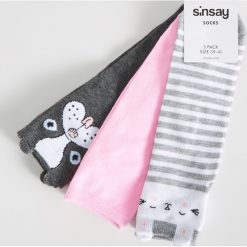 Skarpetki - Jasny szar. Szare kapcie damskie marki Sinsay. Za 9,99 zł.