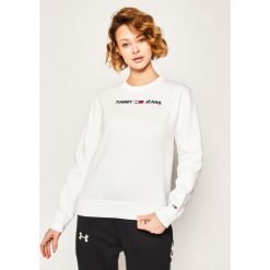 Bluza Tommy Jeans Tjw Essential Logo DW0DW07976. Białe bluzy damskie Tommy Jeans, xs, bez wzorów, z bawełny, bez rękawów, bez kaptura. W wyprzedaży za 289,00 zł.