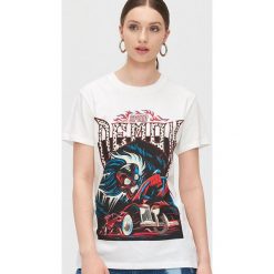 Koszulka Disney - Kremowy. Białe koszulki damskie Cropp, s, z motywem z bajki, bez kołnierzyka, bez rękawów. W wyprzedaży za 15,99 zł.