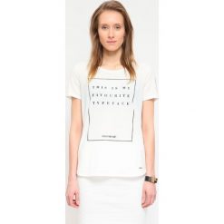 T-SHIRT KRÓTKI RĘKAW DAMSKI Z NADRUKIEM. Szare t-shirty damskie marki Top Secret, z napisami, z bawełny. Za 29,99 zł.
