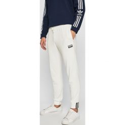 Adidas Originals - Spodnie. Białe spodnie męskie adidas Originals, na co dzień, m, bez wzorów, z bawełny, casualowe. W wyprzedaży za 229,90 zł.