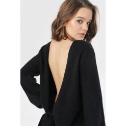 Czarny Sweter Kylerris. Czarne swetry damskie Born2be, s, bez wzorów, bez rękawów, bez kaptura. Za 129,99 zł.