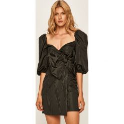 Red Valentino - Sukienka. Czarne sukienki damskie Red Valentino, bez wzorów, z poliesteru, bez kołnierzyka, bez rękawów, mini, dopasowane. Za 2449,00 zł.