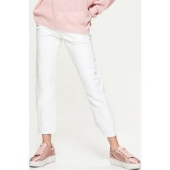 Jeansy high waist - Biały. Białe jeansy damskie z wysokim stanem marki Cropp. W wyprzedaży za 39,99 zł.