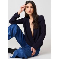 Bluzki damskie: NA-KD Bluzka z wiązaniem kopertowym z przodu – Blue