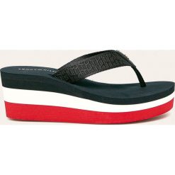 Tommy Hilfiger - Japonki. Niebieskie koturny damskie TOMMY HILFIGER, bez obcasa, na obcasie, bez zapięcia. W wyprzedaży za 219,90 zł.