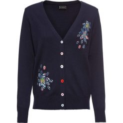Sweter rozpinany z kwiatowym haftem bonprix ciemnoniebieski. Niebieskie swetry damskie bonprix, z haftami, bez rękawów, bez kaptura. Za 69,99 zł.