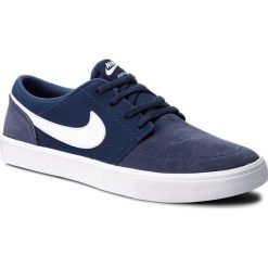 Buty NIKE - Sb Portmore II Solar 880266 410 Midnight Navy/White/Black. Niebieskie buty sportowe męskie Nike, z zamszu, bez zapięcia. W wyprzedaży za 239,00 zł.