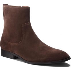 Kozaki CLARKS - Gilman Zip 261362227 Dark Brown Suede. Brązowe glany męskie marki Clarks, z materiału. W wyprzedaży za 349,00 zł.