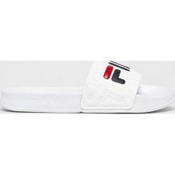 Fila - Klapki Boardwalk Slipper. Białe klapki damskie Fila, bez wzorów, z gumy, bez obcasa, na obcasie. W wyprzedaży za 99,90 zł.