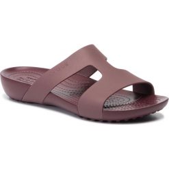 Klapki CROCS - Serena Slide W 205675 Burgundy. Czerwone klapki damskie Crocs, bez wzorów, z tworzywa sztucznego, bez obcasa. Za 139,00 zł.