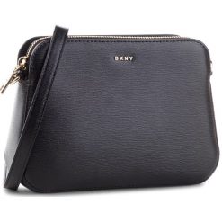 Torebka DKNY - R83E3630 Blk/Gold BGD. Czarne torebki klasyczne damskie marki DKNY, na co dzień, bez wzorów, ze skóry, na ramię, bez dodatków. W wyprzedaży za 489,00 zł.