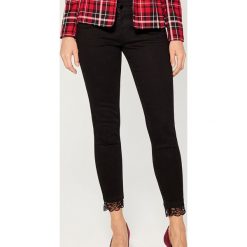 Jeansy skinny z koronką - Czarny. Czarne jeansy damskie Mohito. Za 129,99 zł.