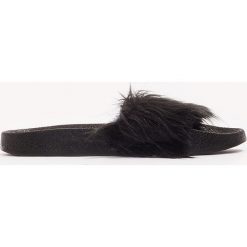 Kapcie damskie: NA-KD Shoes Kapcie Fluffy – Black