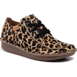 Półbuty CLARKS - Funny Dream 261461184 Leopard Prt Pony. Brązowe półbuty damskie Clarks, na co dzień, bez wzorów, ze skóry, bez obcasa, na płaskiej podeszwie, bez zapięcia. Za 429,00 zł.