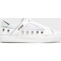 Guess Jeans - Buty. Białe buty sportowe damskie Guess Jeans, z aplikacjami, z jeansu, sportowe. W wyprzedaży za 399,90 zł.