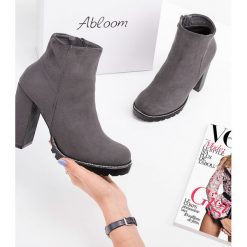 Botki damskie Abloom 58-581 Szare. Szare botki damskie ABLOOM, z tworzywa sztucznego, eleganckie, bez obcasa, na obcasie, na zamek. Za 99,00 zł.