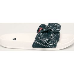 Levi's - Klapki. Niebieskie klapki damskie Levi's®, bez wzorów, z materiału, bez obcasa, na obcasie. Za 129,90 zł.