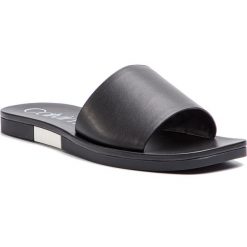 Klapki CALVIN KLEIN - Ramie E8920 Black/White. Czarne klapki damskie Calvin Klein, bez wzorów, ze skóry ekologicznej, bez obcasa. Za 469,00 zł.