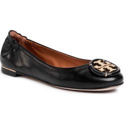 Baleriny TORY BURCH - Minnie Ballet With Multi Logo 74062 Perfect Black 006. Czarne baleriny damskie Tory Burch, na co dzień, z aplikacjami, ze skóry, klasyczne, bez obcasa, na płaskiej podeszwie, bez zapięcia. Za 1299,00 zł.