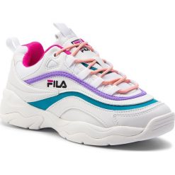 Sneakersy FILA - Ray Low Wmn 1010562.03A White/Very Berry/Caribbean Sea. Białe półbuty damskie Fila, ze skóry ekologicznej. Za 429,00 zł.