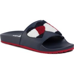 Klapki TOMMY JEANS - Valentines Slide EN0EN00731 CBK. Niebieskie klapki damskie Tommy Jeans, bez wzorów, z jeansu, bez obcasa. Za 269,00 zł.
