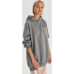 Długa bluza oversize z kapturem - Jasny szary. Szare bluzy damskie Cropp, s, bez wzorów, z długim rękawem, długie, z kapturem. Za 119,99 zł.