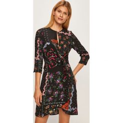 Desigual - Sukienka. Czarne sukienki damskie Desigual, na co dzień, w kwiaty, z wiskozy, casualowe, z okrągłym kołnierzem, bez rękawów, mini, proste. W wyprzedaży za 299,90 zł.