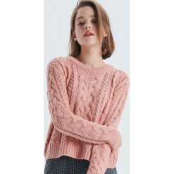 Sweter z warkoczowym splotem - Różowy. Różowe swetry damskie Cropp, s, bez wzorów, ze splotem, bez rękawów, bez kaptura. W wyprzedaży za 49,99 zł.