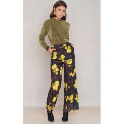 Spodnie z wysokim stanem: NA-KD Trend Rozszerzane spodnie z wysokim stanem – Multicolor