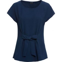 Shirt z krepy z przewiązaniem bonprix ciemnoniebieski. Niebieskie koszulki damskie bonprix, bez wzorów, bez kołnierzyka, bez rękawów. Za 99,99 zł.