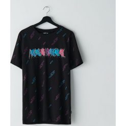 Kosszulka z nadrukiem na plecach -. Koszulki męskie Cropp, s, z nadrukiem, z dekoltem na plecach, bez rękawów. W wyprzedaży za 25,99 zł.