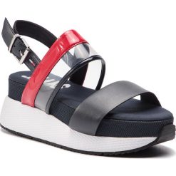 Sandały TOMMY JEANS - Transparent Rwb Hybrid Sandal EN0EN00443 Rwb 020. Niebieskie klapki damskie Tommy Jeans, bez wzorów, z jeansu, bez obcasa. W wyprzedaży za 319,00 zł.