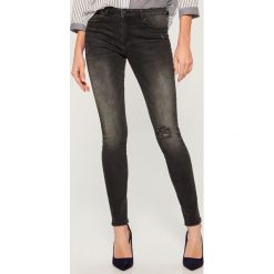 Jeansy regular skinny - Szary. Jeansy damskie Mohito. Za 109,99 zł.
