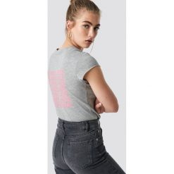 NA-KD Trend T-shirt z surowym wykończeniem The Real - Grey. Szare t-shirty damskie marki NA-KD Trend, z nadrukiem, z jersey, z okrągłym kołnierzem. W wyprzedaży za 21,88 zł.