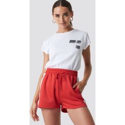 NA-KD T-shirt z surowym wykończeniem Good Try - White. Białe t-shirty damskie NA-KD, bez wzorów, z bawełny, z okrągłym kołnierzem. Za 52,95 zł.