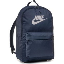 Plecak NIKE - BA5879 451 Granatowy. Niebieskie torby męskie skórzane Nike, bez wzorów, z materiału. W wyprzedaży za 109,00 zł.