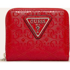 Guess Jeans - Portfel. Czarne portfele damskie Guess Jeans, z aplikacjami, z poliesteru. W wyprzedaży za 159,90 zł.