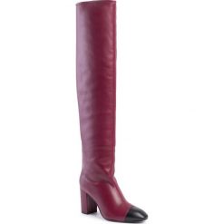 Muszkieterki STUART WEITZMAN - Kimberly 1L23116 Cranberry/Blk Dress Nappa. Czerwone kozaki damskie Stuart Weitzman, ze skóry, przed kolano, na wysokim obcasie, na obcasie, bez zapięcia. W wyprzedaży za 1859,00 zł.